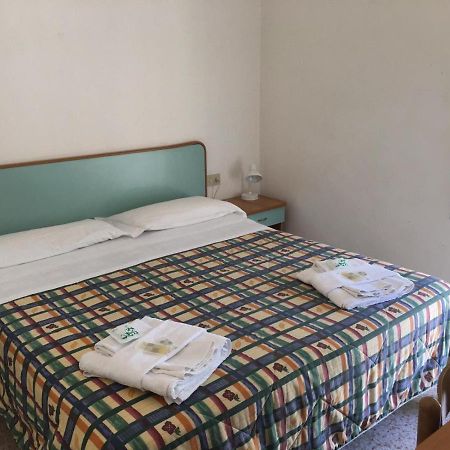 Hotel Luna Rossa リミニ エクステリア 写真