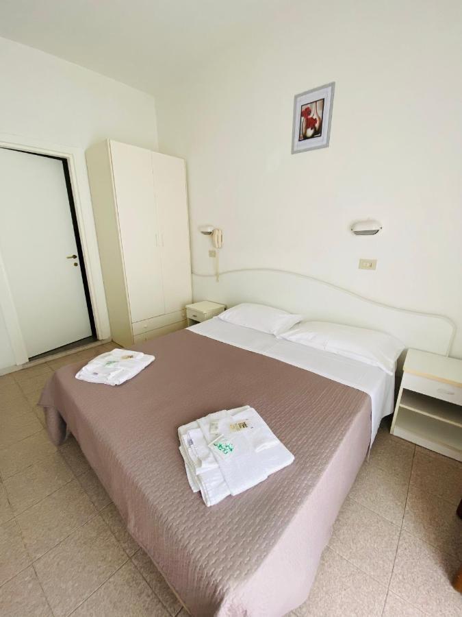 Hotel Luna Rossa リミニ エクステリア 写真