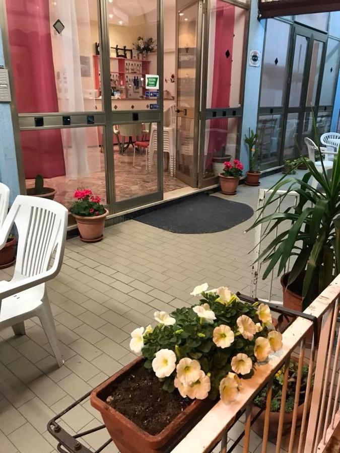 Hotel Luna Rossa リミニ エクステリア 写真