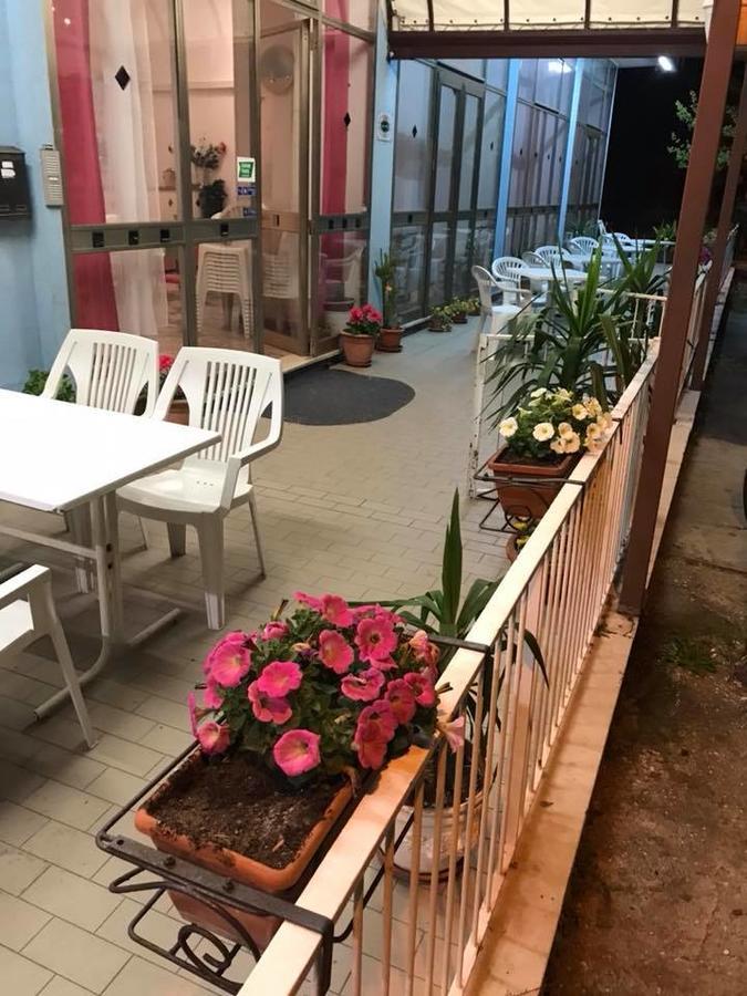 Hotel Luna Rossa リミニ エクステリア 写真